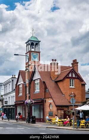 WIMBLEDON, LONDRA/Regno Unito - 1 AGOSTO : Torre dell'orologio della vecchia stazione dei vigili del fuoco a Wimbledon Village Londra il 1 agosto 2020. Peopl. Non identificato Foto Stock