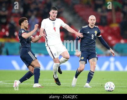 Scotland's che Adams (a sinistra) e la Scozia Lyndon Dykes combattono per la palla con il riso inglese Declan durante la partita UEFA Euro 2020 Group D allo stadio Wembley, Londra. Data immagine: Venerdì 18 giugno 2021. Foto Stock