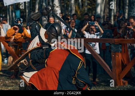 Festival della cultura medievale. Imitazione di tornei di jouting. Lotta con la spada. Arena con spettatori. Bishkek, Kirghizistan - 13 ottobre 2019 Foto Stock