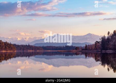 Umore serale in primavera al Grande Ostersee, Baviera, Germania, Europa Foto Stock