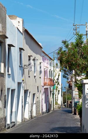 Piccola strada del villaggio con case colorate a Capri, Italia Foto Stock