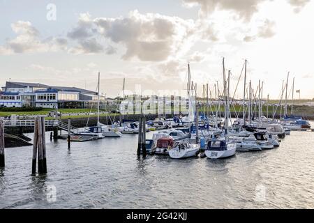 Barche a vela nel porto, Bensersiel, Frisia orientale, bassa Sassonia, Germania Foto Stock