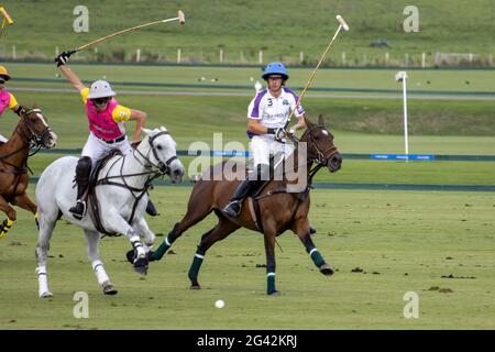 MIDHURST, WEST SUSSEX/UK - 1 SETTEMBRE : giocare a polo a Midhurst, West Sussex il 1 settembre 2020. Tre persone non identificate Foto Stock