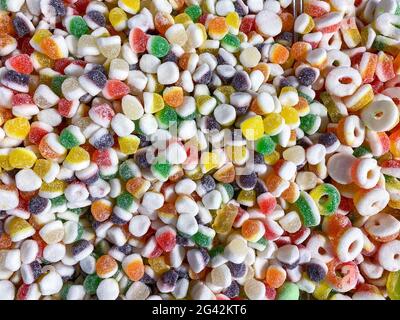 Rassolgiti uno sfondo dai dolci colorati delle caramelle di zucchero. Assortimento gustoso gommoso Foto Stock