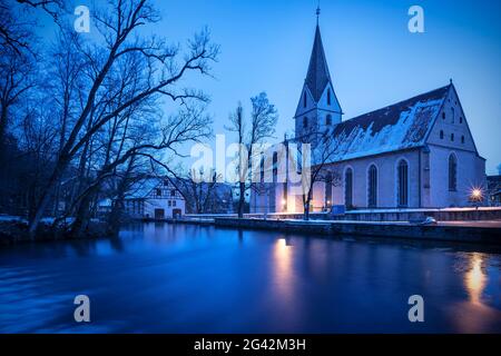 Blautopf e monastero di Blaubeuren, distretto di Alb-Donau, Baden-Württemberg, Germania Foto Stock