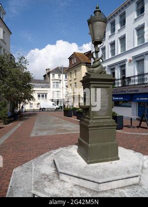 EASTBOURNE, EAST SUSSEX/UK - GIUGNO 16 : Vista della fontana da bere Elizabeth Curling a Eastbourne il 16 Giugno 2020. Tre uni Foto Stock