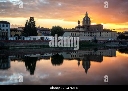 Firenze, Toscana/Italia - 19 Ottobre : vista degli edifici lungo il fiume Arno al tramonto a Firenze il 19 ottobre 2019 Foto Stock