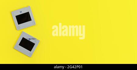 Due diapositive fotografiche diapositive sul tavolo giallo, vista dall'alto, spazio per testo a destra, concetto di fotografia retrò Foto Stock