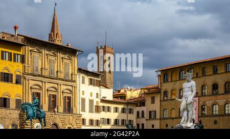FIRENZE, TOSCANA/ITALIA - 19 OTTOBRE : statua equestre di Cosimo i e Nettuno in Piazza della Signoria Firenze il 1 ottobre Foto Stock