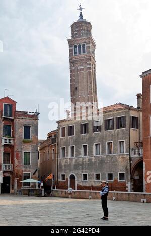 Gondoliere in attesa sul campo Sant'Angelo con il campanile di Santo Stefano a Venezia, Panorama, Veneto, Italia Foto Stock