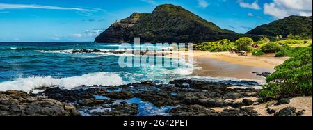 Paesaggio con spiaggia e montagne, Makapuu Point, Oahu, Hawaii Isole, Stati Uniti Foto Stock