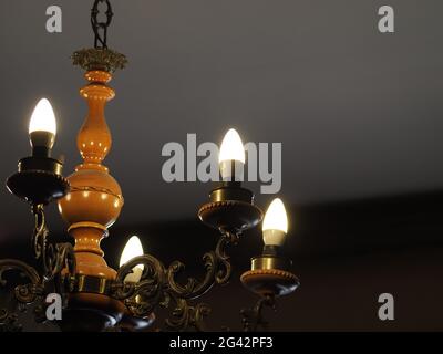 Antico lampadario dotato di moderne lampade a LED Foto Stock