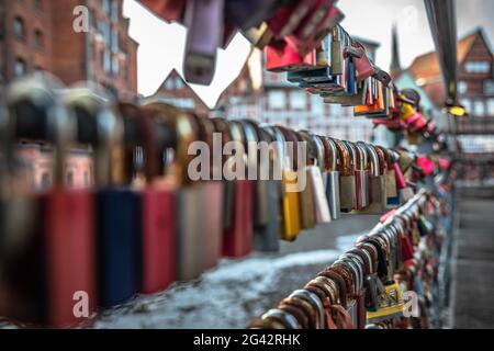 Lucchetti d'amore su un ponte nella città vecchia di Lueneburg, Germania Foto Stock