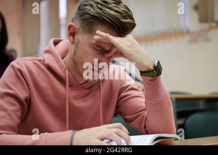 Lo studente ha un mal di testa in classe Foto Stock