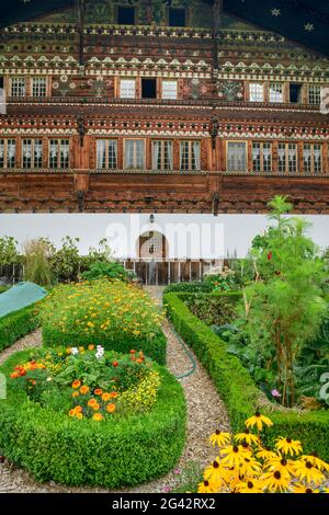 Antico casale con sculture, pittura e giardino cottage, Knuttihaus, Därstetten, Simmental, Alpi Bernesi, Berna, Svizzera Foto Stock