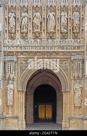 Portale d'ingresso principale della Cattedrale di Gloucester, Cotswolds, Cloucestershire, Inghilterra Foto Stock