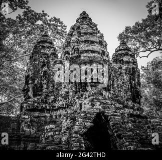 Porta Nord di Angkor Thom Tempio rovina in bianco e nero, Angkor Wat Parco Archeologico, Siem Reap, Cambogia Foto Stock