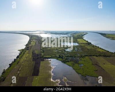 Vista aerea del fiume Tonle SAP e dei campi di riso, vicino a Kampong Chhnang, Kampong Chhnang, Cambogia, Asia Foto Stock