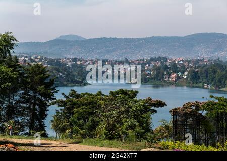 Vista sul lago Kivu con la città di Bukavu nella Repubblica Democratica del Congo in lontananza, Cyangugu, Kamembe, Provincia Occidentale, Ruanda, Afri Foto Stock