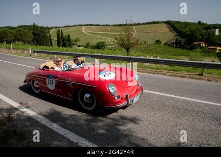 Civita Castellana, Italia. 18 Giugno 2021. Un'auto si muove nella regione del Chianti durante la terza tappa della Mille miglia 2021 il 18 giugno 2021 a Chianti. Foto di Gianluca Checchi/New Reporter/LiveMedia Credit: Agenzia fotografica indipendente/Alamy Live News Foto Stock