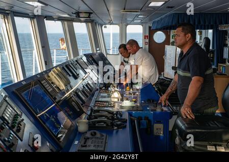 Capitano Christophe Dupuy e ufficiali sul ponte della nave passeggeri Aranui 5 (Aranui Cruises), Hakahau, UA Pou, Isole Marquesas, francese Foto Stock