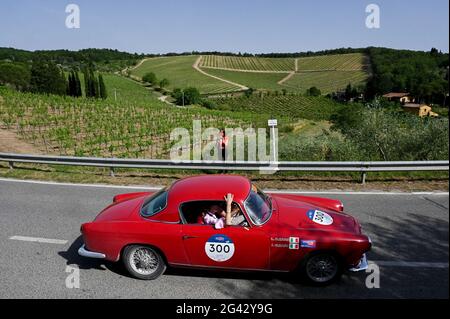 Civita Castellana, Italia. 18 Giugno 2021. Un'auto si muove nella regione del Chianti durante la terza tappa della Mille miglia 2021 il 18 giugno 2021 in Chianti. Foto di Umberto Favretto/New Reporter / LM Credit: Live Media Publishing Group/Alamy Live News Foto Stock