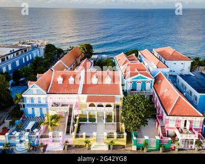 Curacao, Antille Olandesi Vista di edifici colorati del centro di Willemstad Curacao Caribbean, colorato restaurato bu coloniale Foto Stock