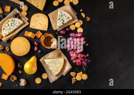 Varietà di formaggio. Molti formaggi diversi con vino e frutta Foto Stock