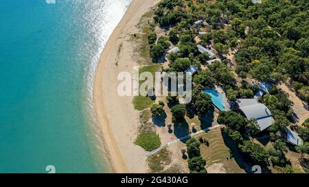 Cape Gloucester, Queensland, Australia - Giugno 2021: Vista aerea su un resort fronte spiaggia di sabbia Foto Stock