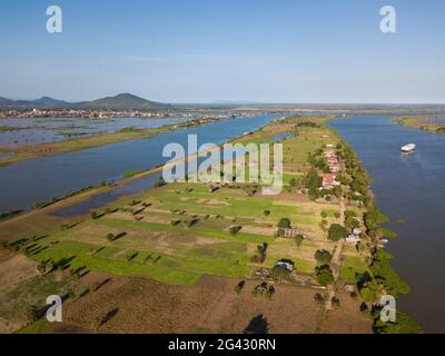 Vista aerea del fiume Tonle SAP e dei campi di riso, vicino a Kampong Chhnang, Kampong Chhnang, Cambogia, Asia Foto Stock