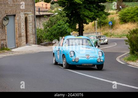 Orvieto, Italia. 18 Giugno 2021. A 1957 Abarth Fiat 750 GT Zagato arriva ad Orvieto Credit: Stephen Bisgrove/Alamy Live News Foto Stock