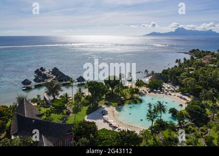 Vista aerea del Tahiti Ia ora Beach Resort (gestito da Sofitel) con bungalow sull'acqua e l'isola di Moorea in lontananza, vicino a Papeete, Tahiti, Windw Foto Stock