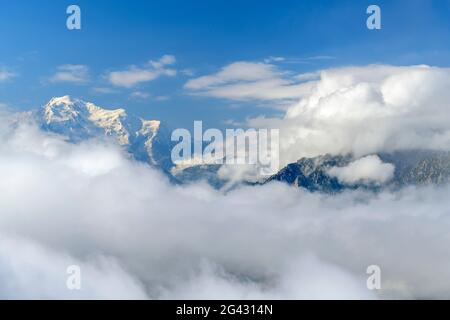 La cima del Monte Bianco sporge dalle nuvole, da Dent de Morcles, Alpi Bernesi, Vaud, Vaud, Svizzera Foto Stock