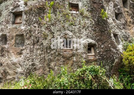 Le tombe rupestri di Lemo sono una delle principali attrazioni di Tana Toraja Foto Stock