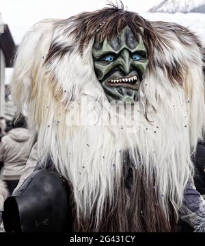 Sfilata di Carnevale del Tschäggättä a Wiler, Lötschental, Vallese, Svizzera. Foto Stock