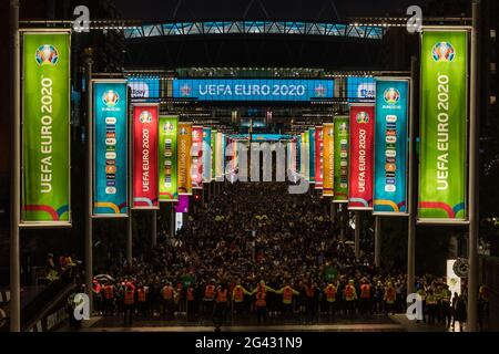 LondonUK. 18 giugno 2021. 22,500 tifosi riempiono la strada olimpica mentre lasciano lo stadio di Wembley dopo che Inghilterra e Scozia hanno finito in una parata senza goal nella PARTITA DEL Campionato europeo di calcio EURO 2020 UEFA questa sera. Amanda Rose/Alamy Live News Foto Stock