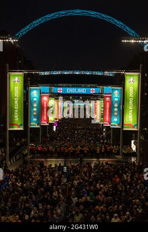 LondonUK. 18 giugno 2021. 22,500 tifosi riempiono la strada olimpica mentre lasciano lo stadio di Wembley dopo che Inghilterra e Scozia hanno finito in una parata senza goal nella PARTITA DEL Campionato europeo di calcio EURO 2020 UEFA questa sera. Amanda Rose/Alamy Live News Foto Stock