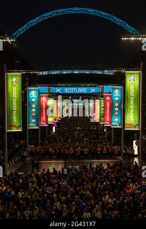 LondonUK. 18 giugno 2021. 22,500 tifosi riempiono la strada olimpica mentre lasciano lo stadio di Wembley dopo che Inghilterra e Scozia hanno finito in una parata senza goal nella PARTITA DEL Campionato europeo di calcio EURO 2020 UEFA questa sera. Amanda Rose/Alamy Live News Foto Stock