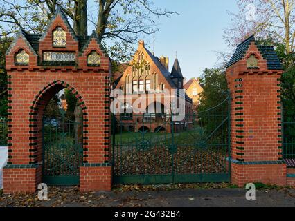 Ingresso Pfingsthaus, scuola elementare evangelica, Grosse Weinmeisterstrasse, Potsdam, Stato di Brandeburgo, Germania Foto Stock