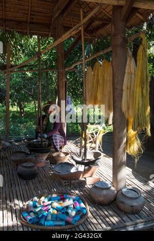 Donna tesse seta su telaio in una fabbrica di seta, Oknha Tey Island, fiume Mekong, vicino Phnom Penh, Cambogia, Asia Foto Stock