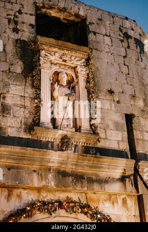 Ponte di pietra che conduce alla porta pile, l'ingresso principale al fantastico centro fortificato di Dubrovnik, con una statua di San Foto Stock