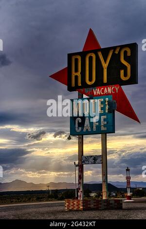 Motel segno contro il cielo moody al tramonto, Amboy, California, Stati Uniti Foto Stock