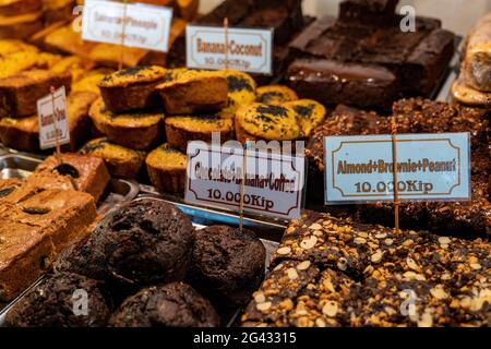 Dolci deliziosi e altri prodotti da forno sono in vendita al mercato notturno, Luang Prabang, provincia di Luang Prabang, Laos, Asia Foto Stock