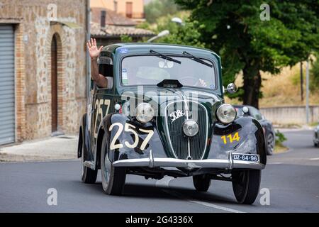 Orvieto, Italia. 18 Giugno 2021. A 1939 Fiat 508 C Balilla 1100 Berlino arrivo a Orvieto. Credit: Stephen Bisgrove/Alamy Live News Foto Stock