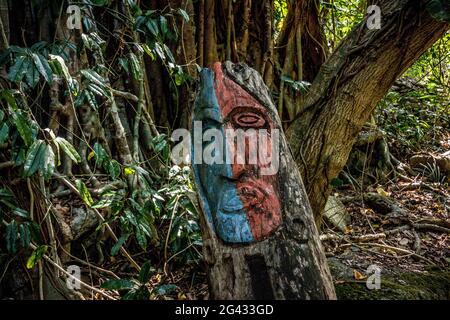 Figure di legno su un luogo rituale, isola di Wala, Malekula, Vanuatu, Sud Pacifico, Oceania Foto Stock