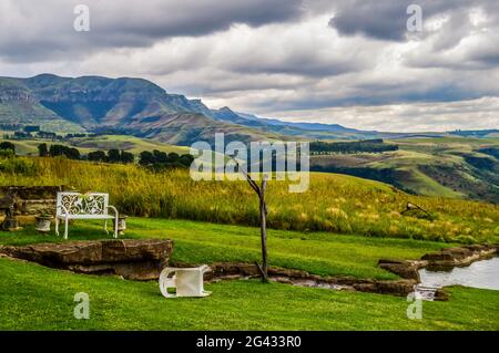 Valle dello Champagne in Drakensberg dragon montagne in una giornata nuvolosa Foto Stock