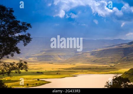 Drakensberg montagne e campana parco diga con luce solare durante il tramonto Foto Stock