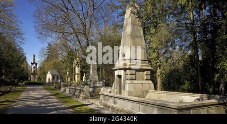Cimitero di Melaten in primavera, tombe magnifiche sul sentiero principale, Colonia, Germania, Europa Foto Stock