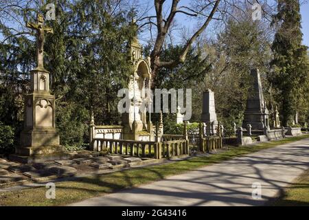 Cimitero di Melaten in primavera, magnifiche tombe fiancheggiano la cosiddetta MillionÃ¤r Allee, Colonia, Germania Foto Stock