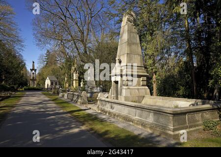 Cimitero di Melaten in primavera, tombe magnifiche sul sentiero principale, Colonia, Germania, Europa Foto Stock